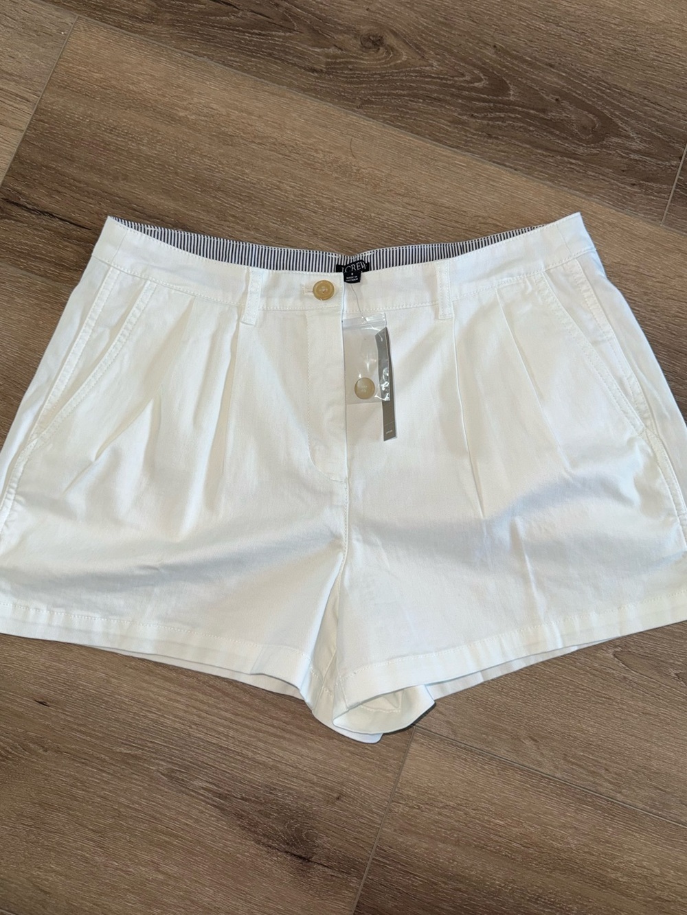 NWT J. Crew White Heritage Pleated 3” Chino Shorts size 8